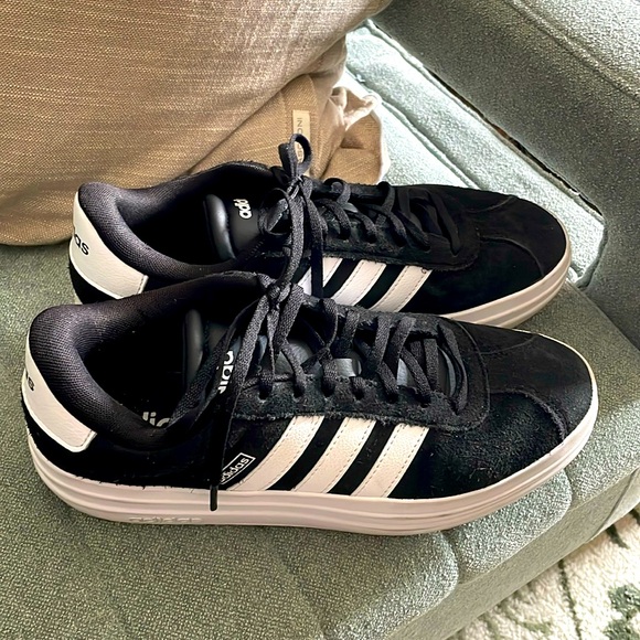 AD🖤DAS black and white tennis shoes! - Picture 1 of 5